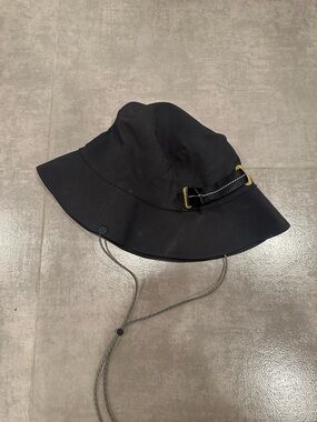 Lululemon Bucket Hat Black with Chin Strap Size M/L
